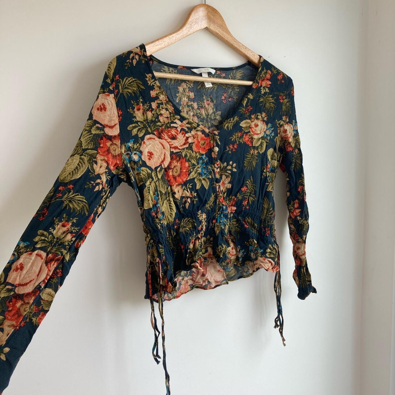 Beautiful floral, longsleeved crop top. The colours... Depop