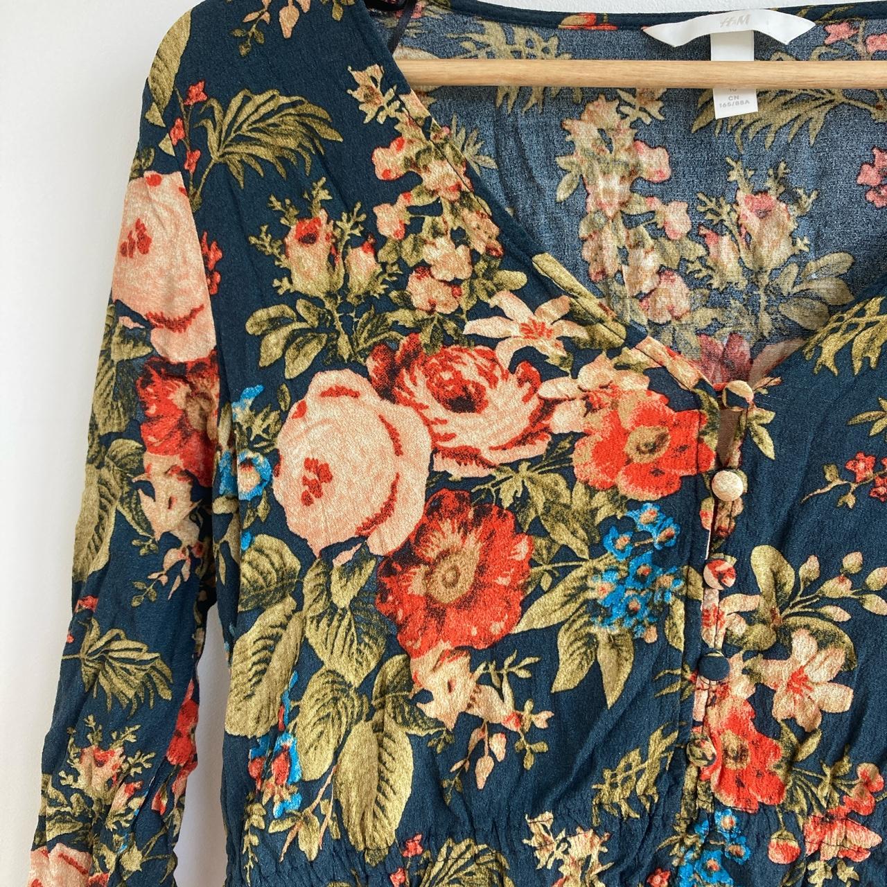 Beautiful floral, longsleeved crop top. The colours... Depop