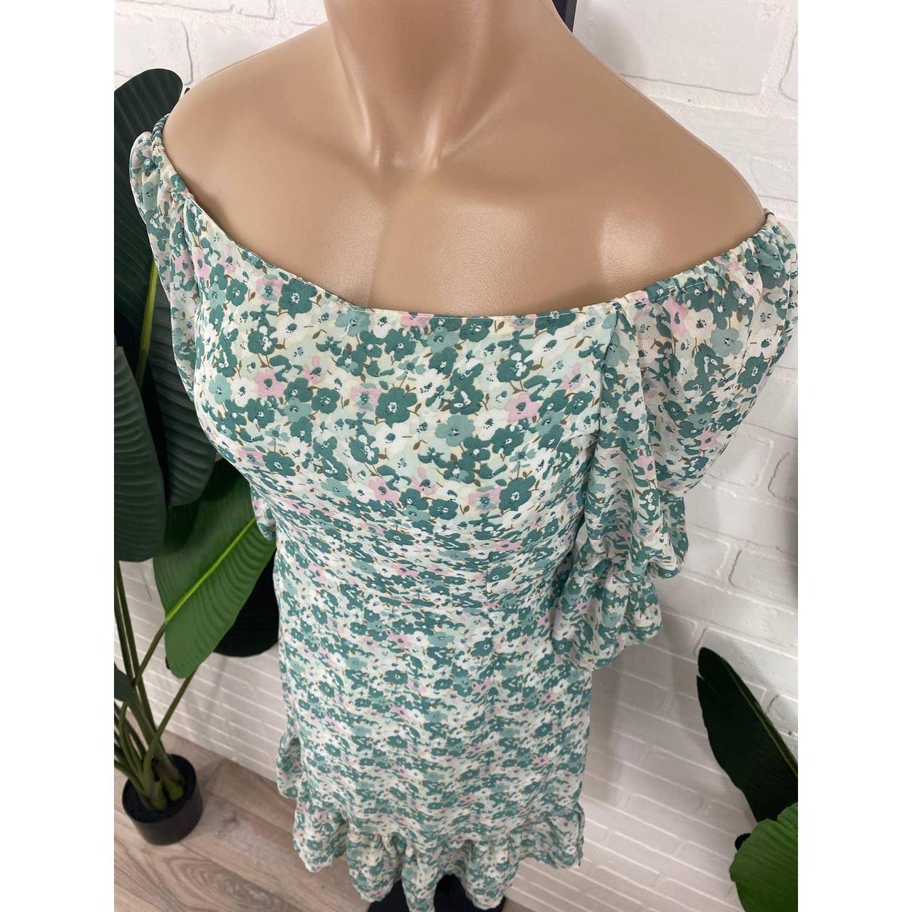 Product Image 2 - No Paypal

Floral green sundress. Can