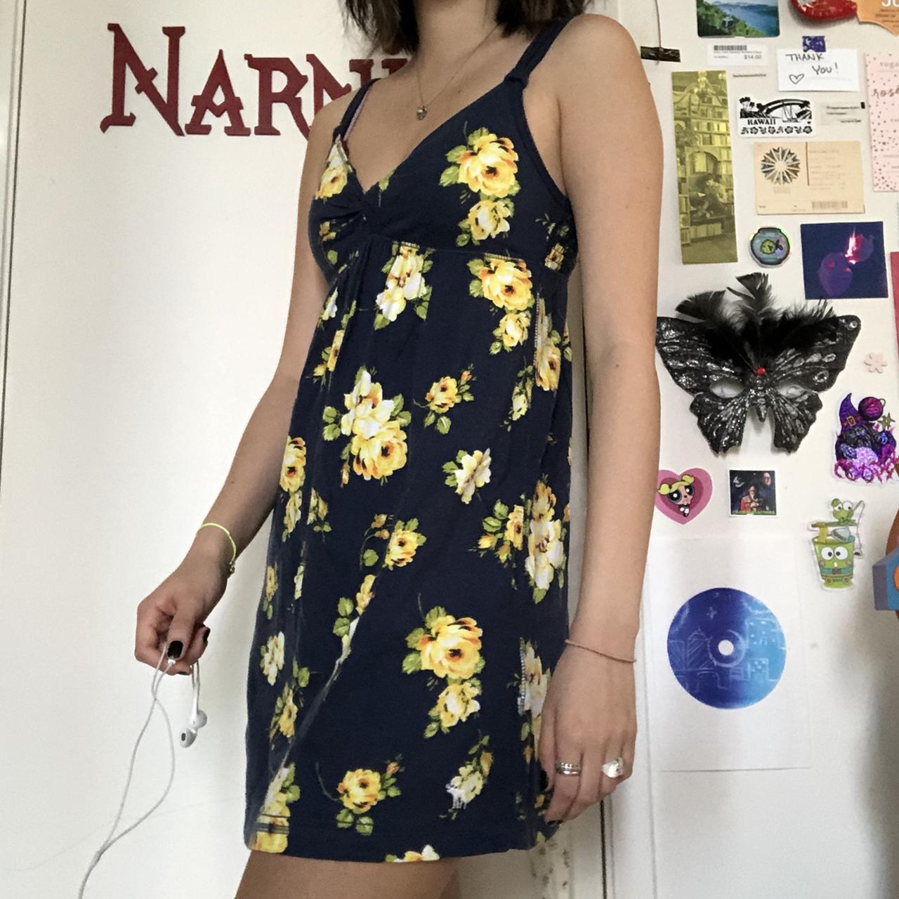 🗝A cute yellow floral dress for the petite girls! 📫... Depop