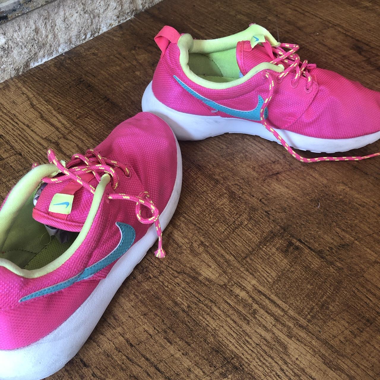 Good condition Roshe runs, Bright pink with a