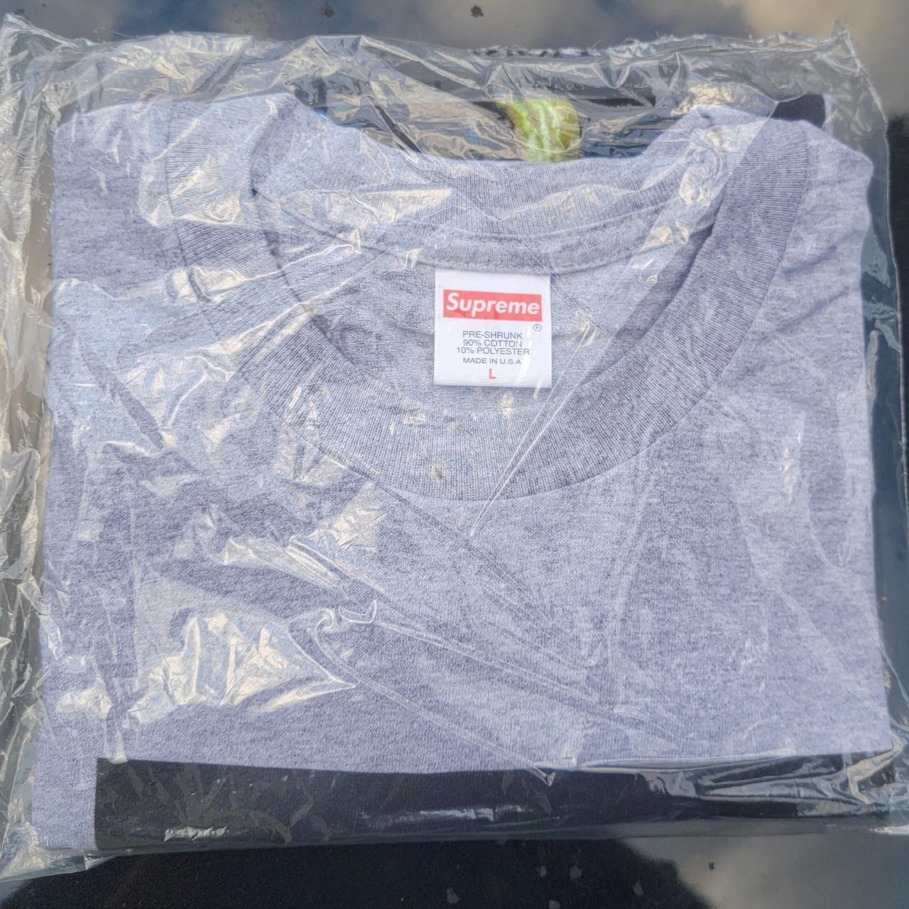 Supreme Men's Grey and Black T-shirt (3)