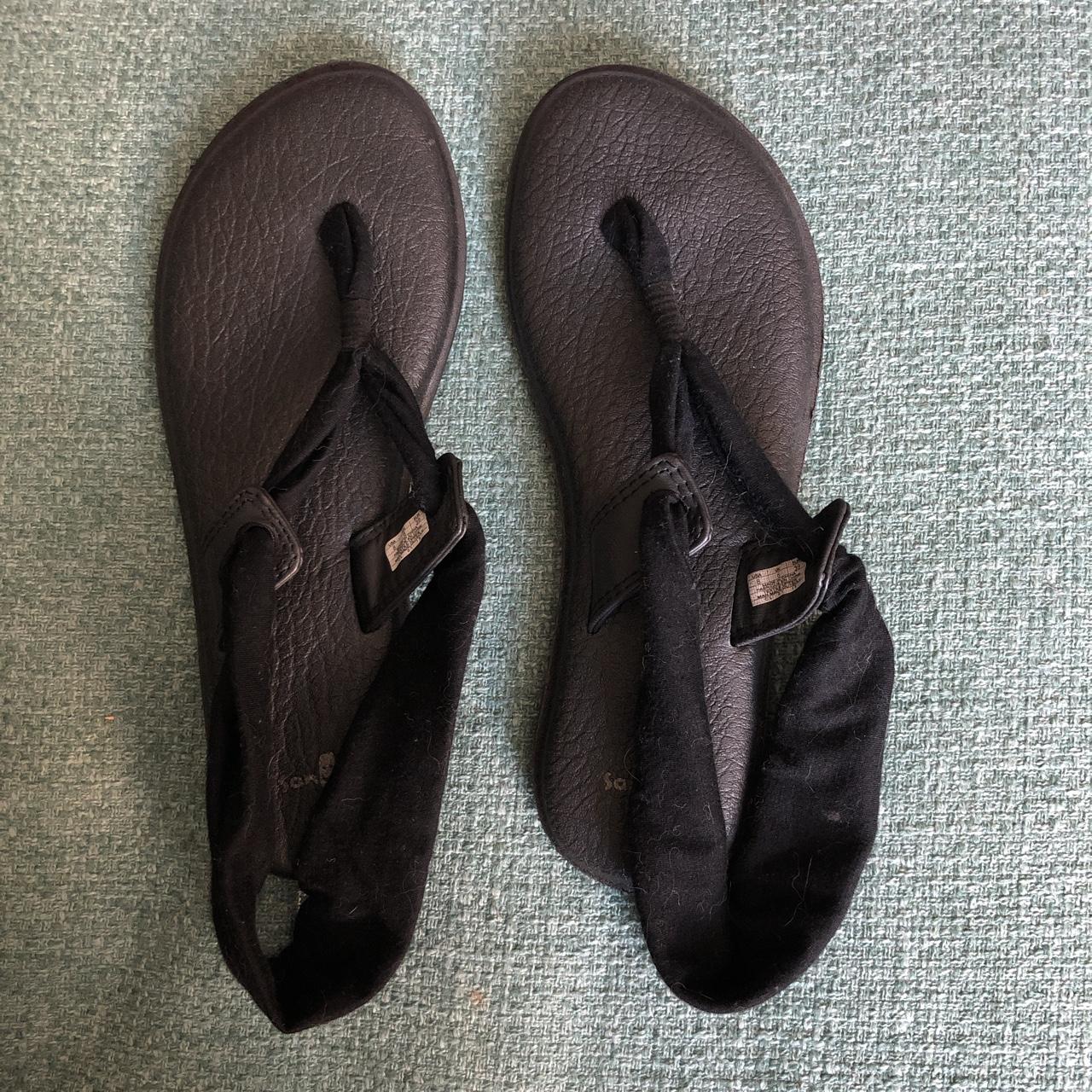 Like new Sanuk ‘yoga sling’ sandals size 8. Only