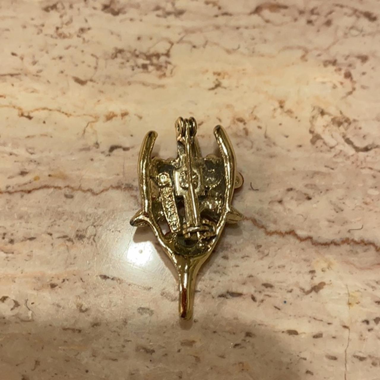 Vintage flowers pin three roses gold tone Nice... - Depop