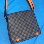 Pre-Owned Louis Vuitton District Messenger 203697/1