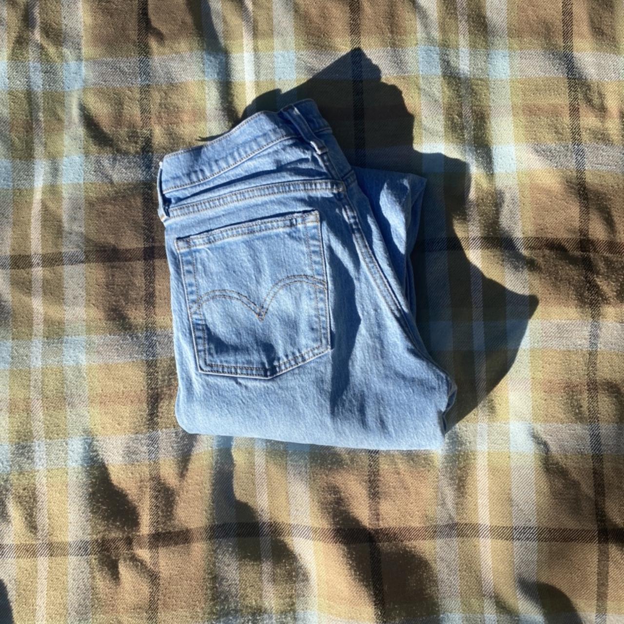 the PERFECT wedgie levis! size 26 waist, 26 length... - Depop