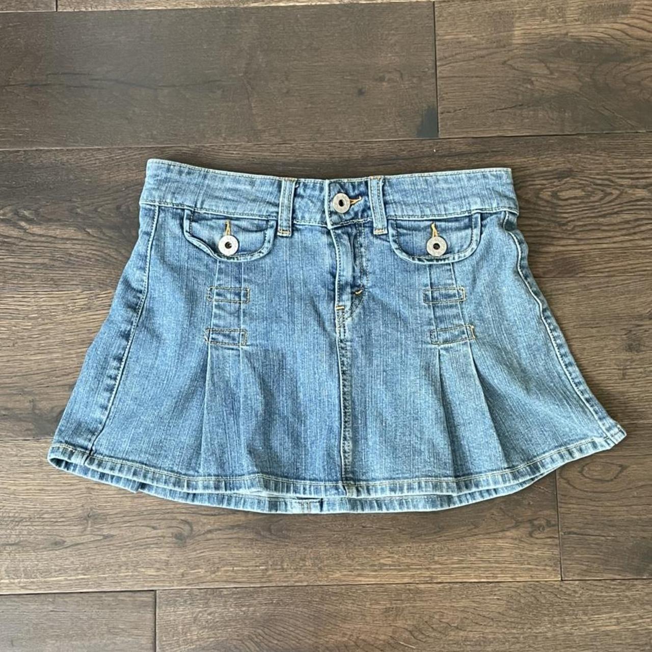 Levis low rise skirt. Size 3. Best fits hips 33 inch... - Depop