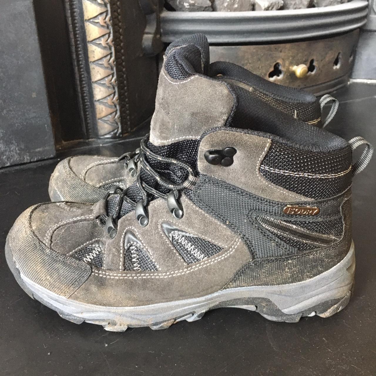 walking boots size 7