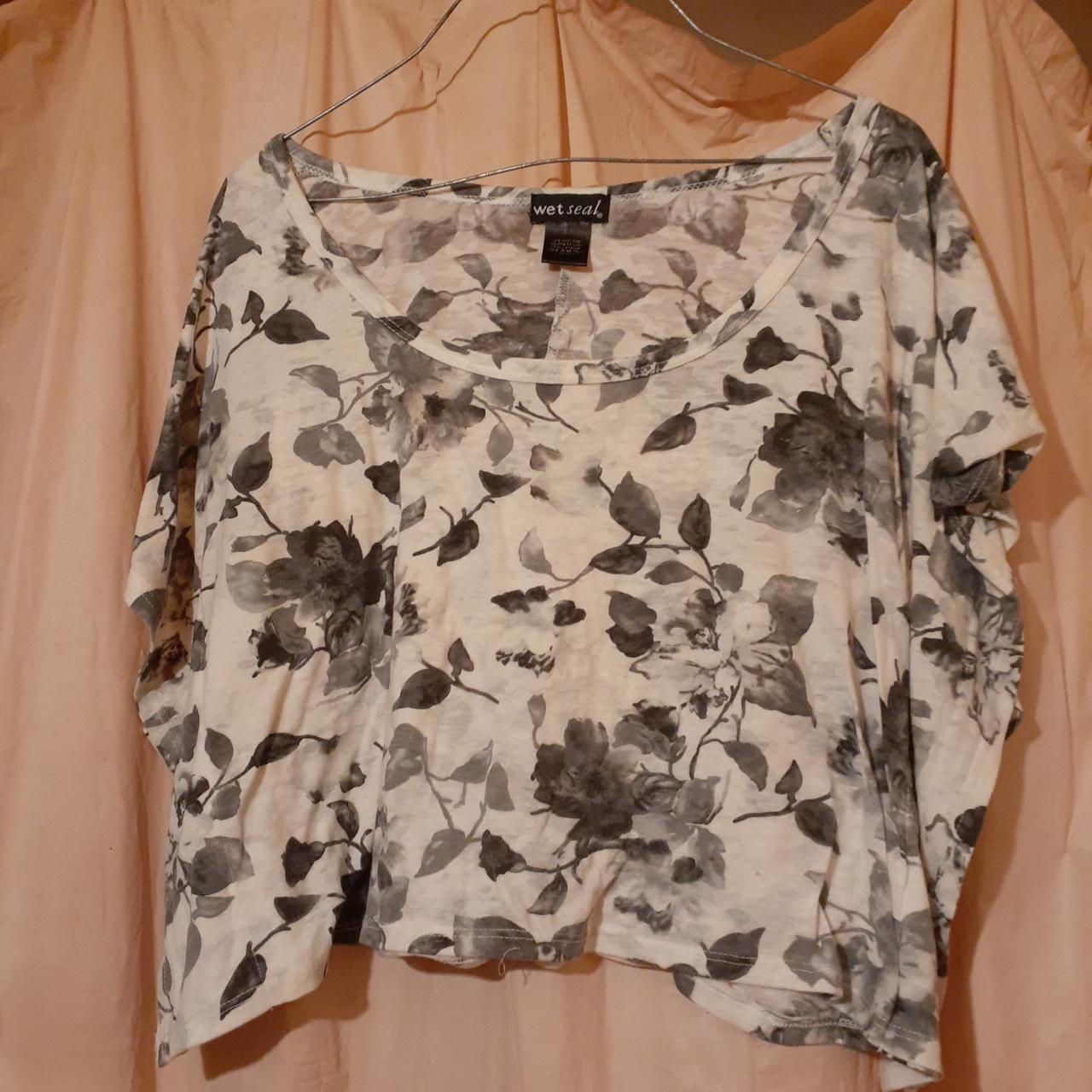 Womans wet seal flower pattern crop top Size L,... - Depop