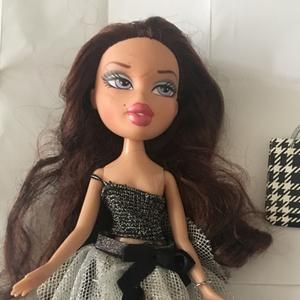 Bratz miscellaneous accessory lot peeling on the - Depop