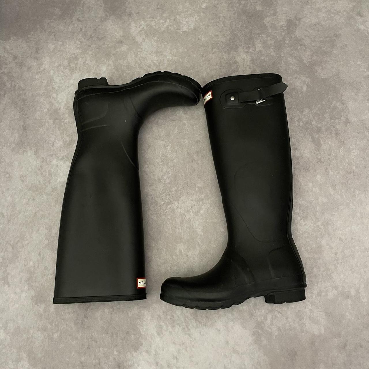 Product Image 1 - HUNTER BOOTS SZ 8 
-
Ask