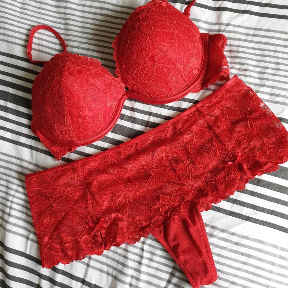 La Senza Red Lace Lingerie Set 34C / 12 / M Vintage - Depop