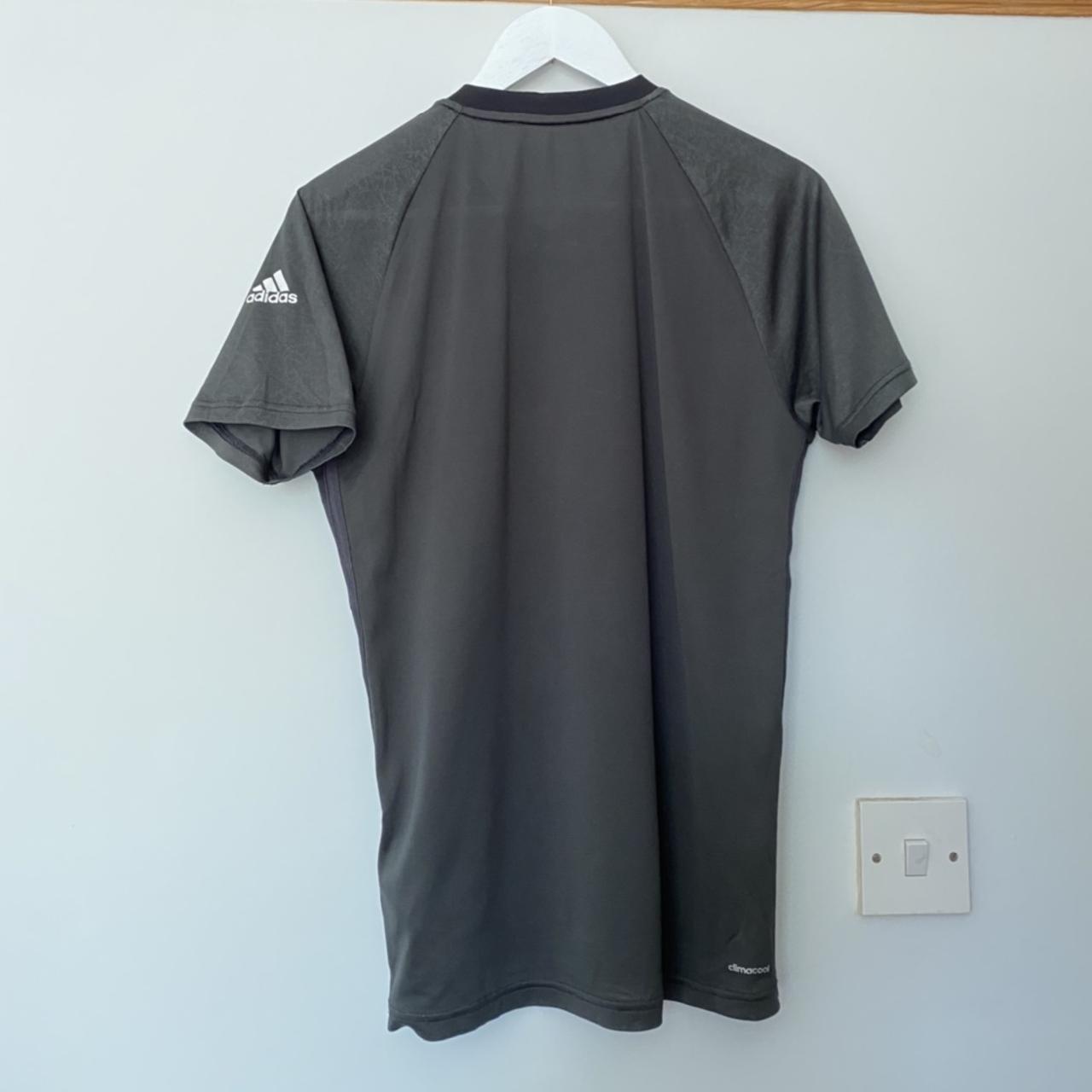 Adidas Men's Black and Grey T-shirt | Depop