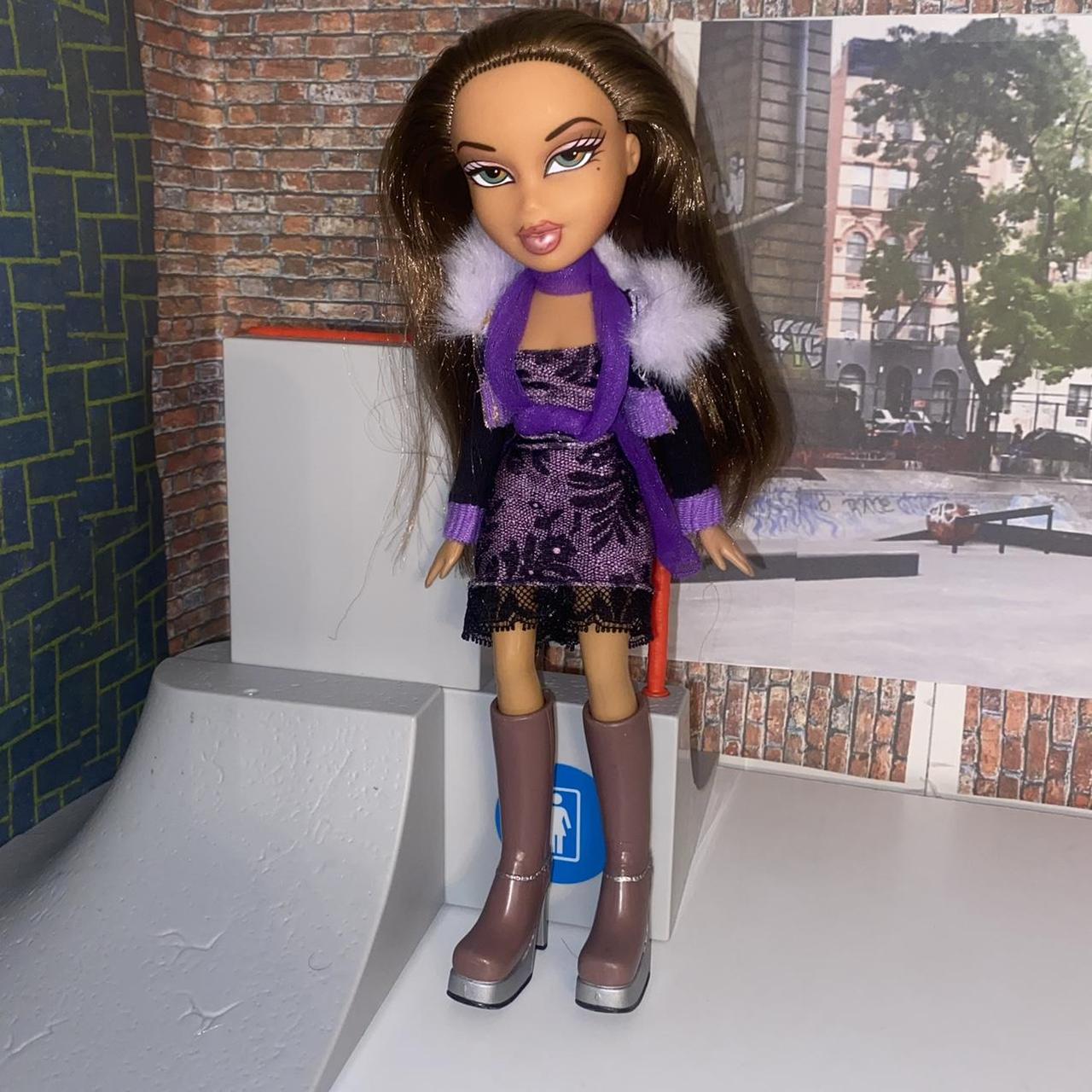 Bratz Doll Yasmin Passion 4 Purple Fashion w/ Dress Scarf & Heels Brush 