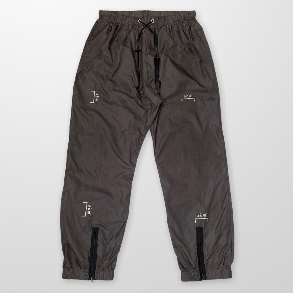 A cold sale wall track pants