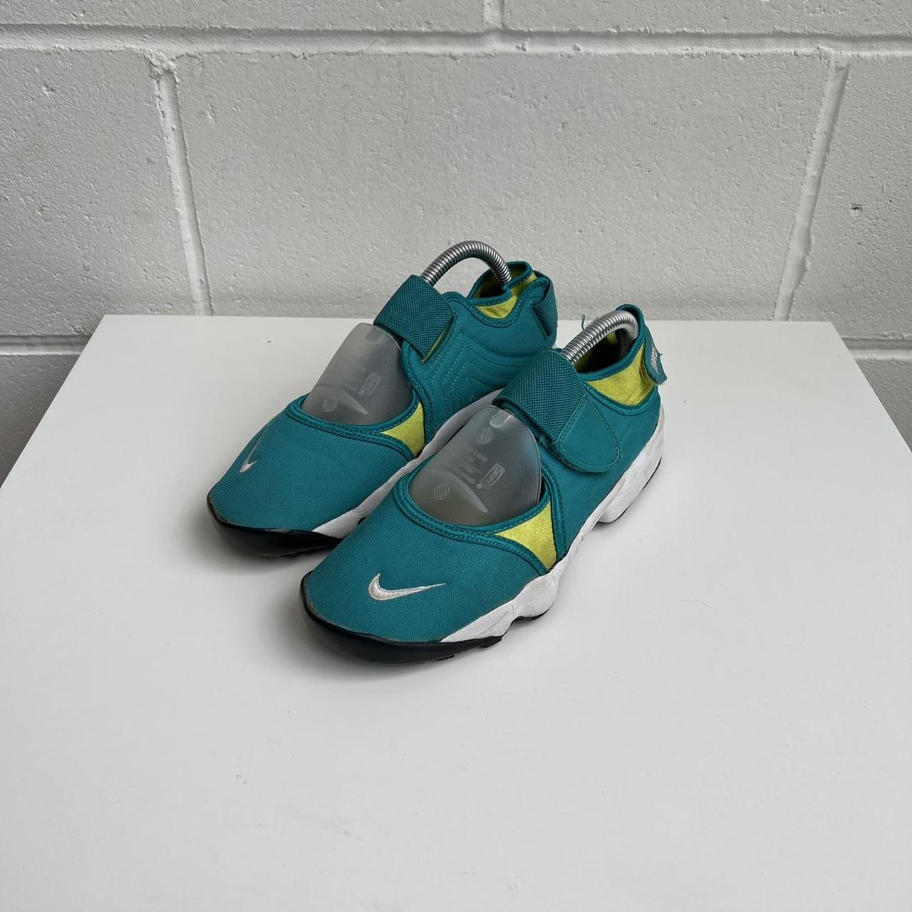 womens green nike trainers