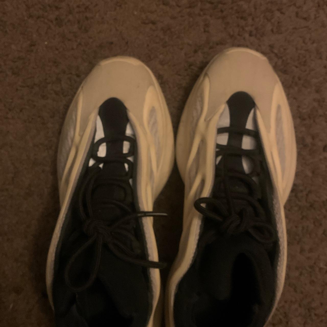 depop yeezy 700