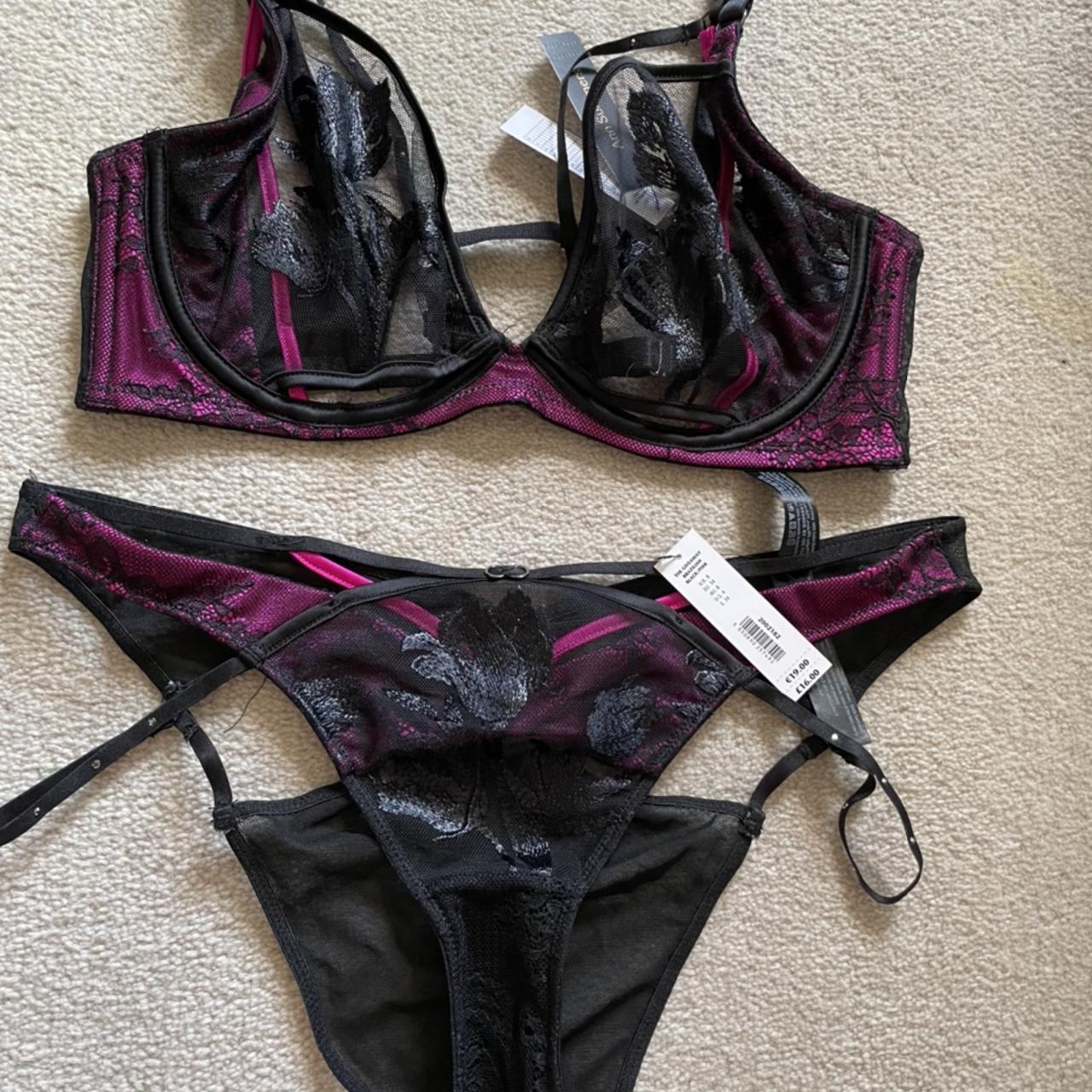 Ann summers set. The Giveaway Plunge Bra has padded