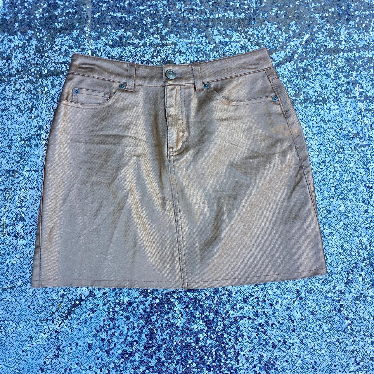 ✨Forever 21 metallic mini skirt✨ Never worn, but