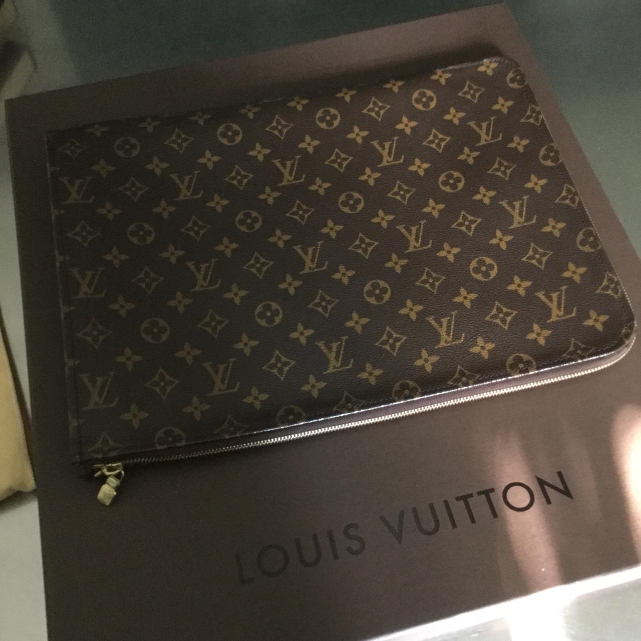 Cerco portafoglio uomo Louis Vuitton con ferma - Depop