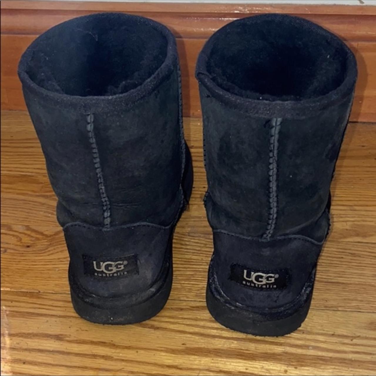 Black uggs 2024 size 4