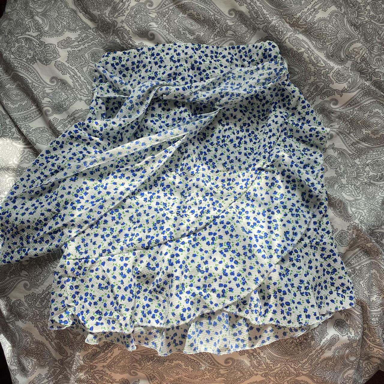 Pretty Little Thing blue and white Floral Mini Skirt... - Depop