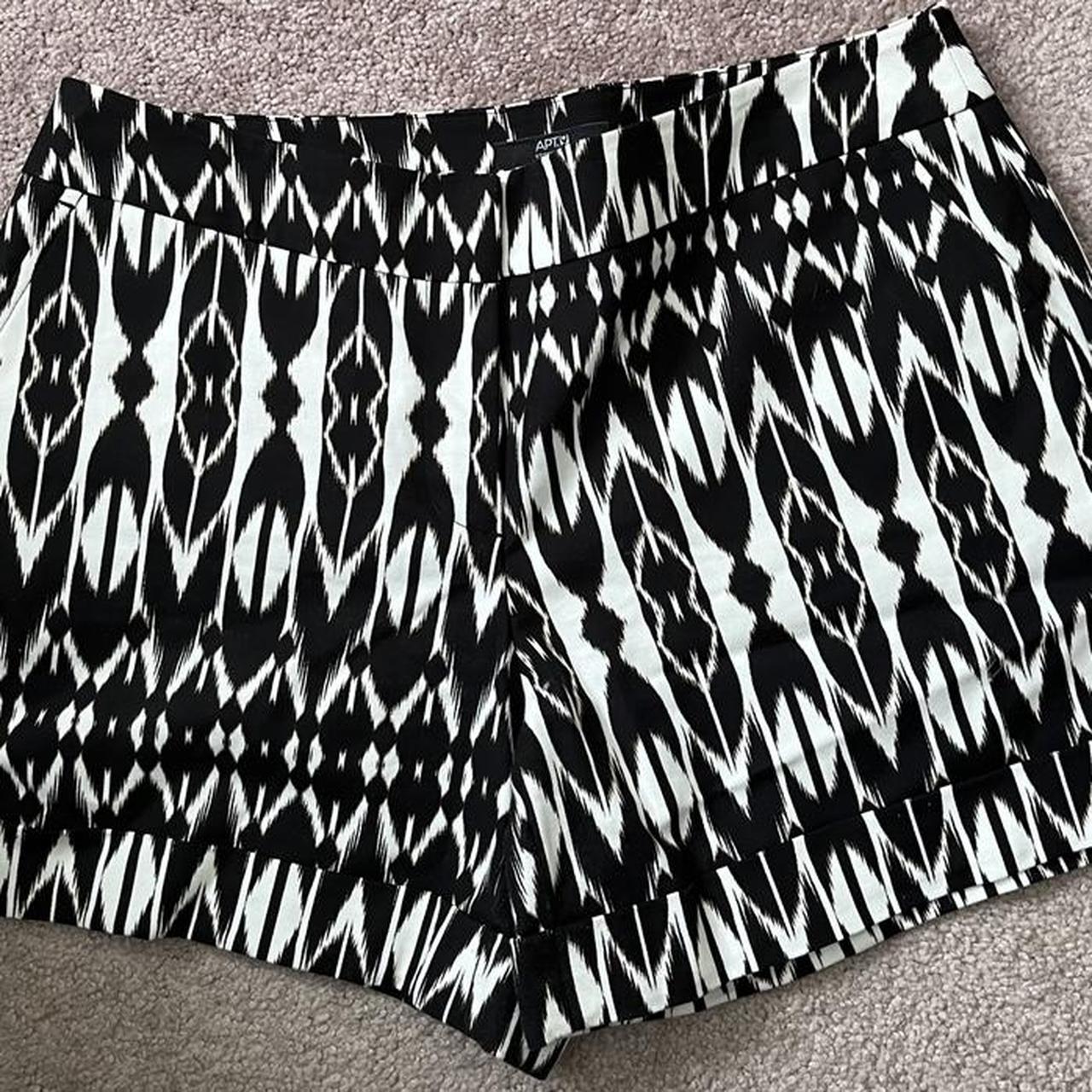 Apt. 9 Women's White and Black Shorts | Depop