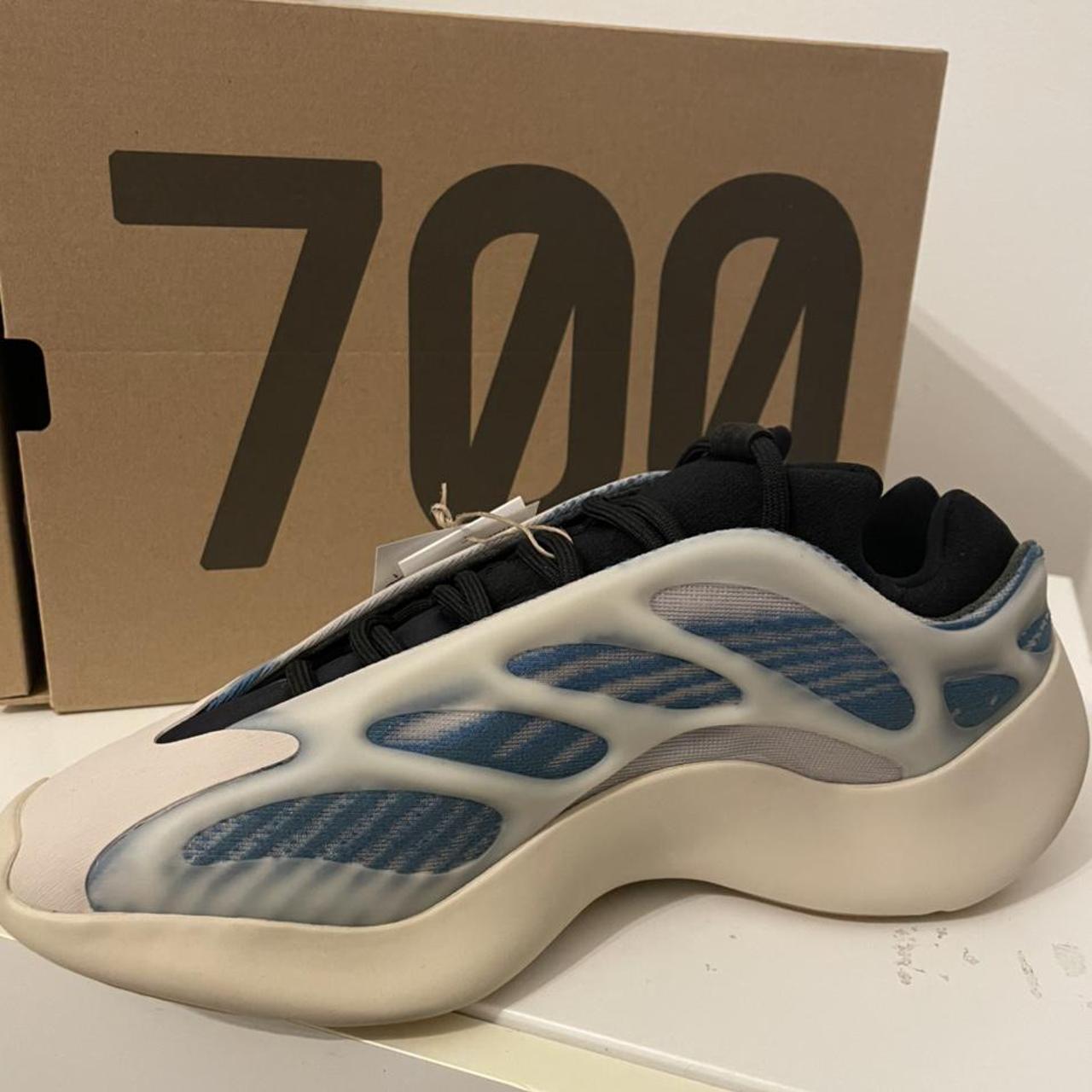 depop yeezy 700