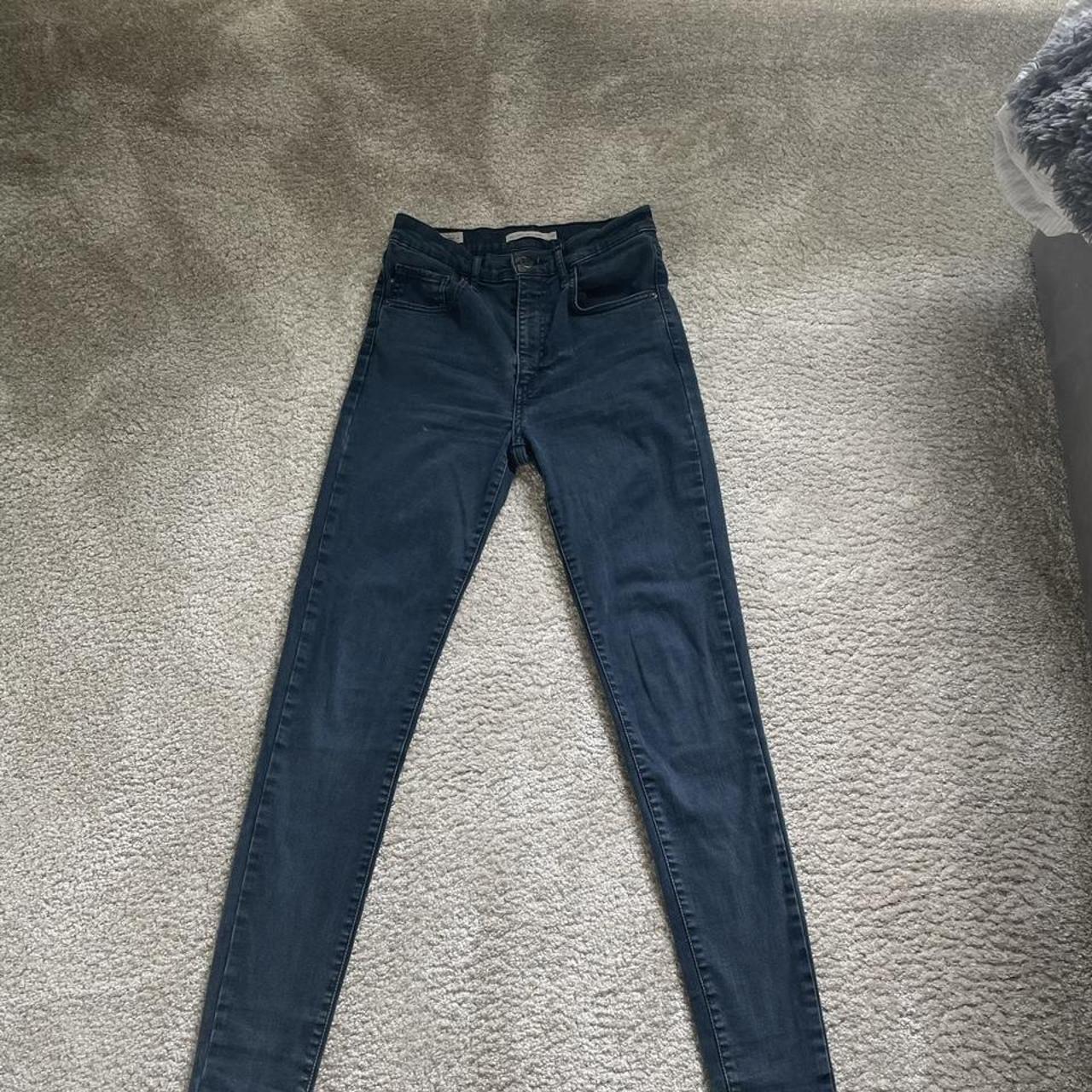 dark blue levi jeans