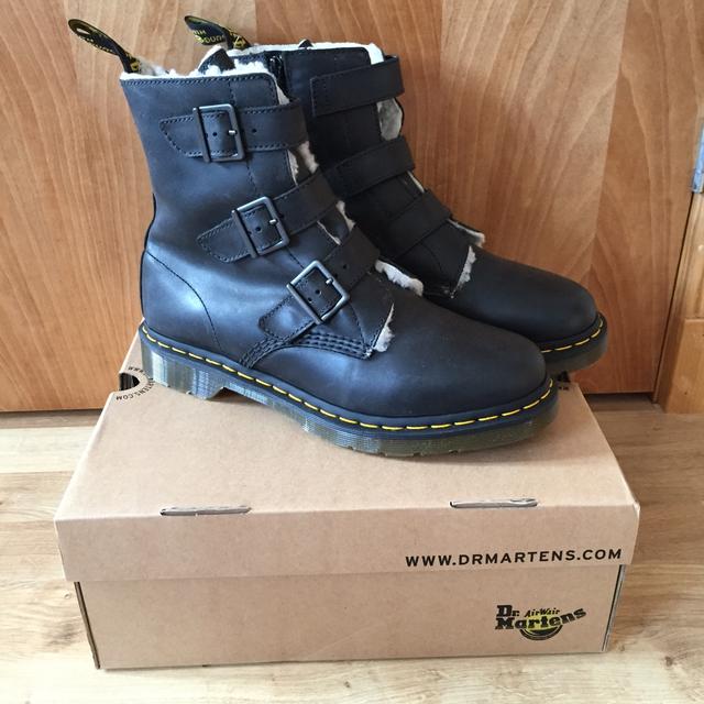 Dr martens store billie buckle boot