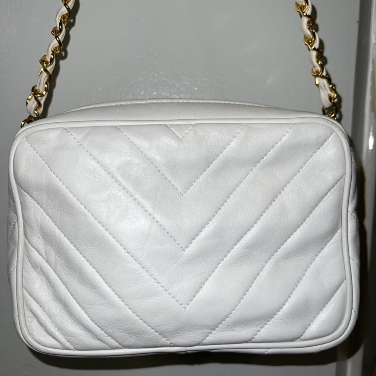 新品未使用　タグ付き　vintage CHANEL グローブ　ホワイト Chanel Black/White Leather Crossbody Bag - Vintage Lux
