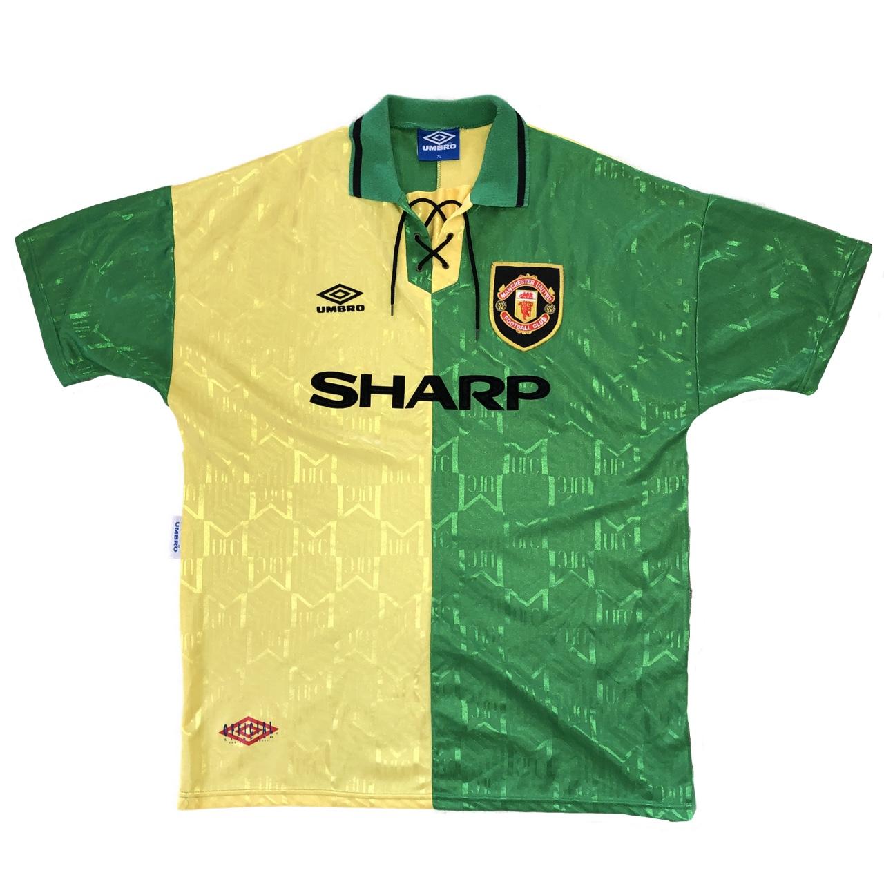 Man utd store yellow green shirt