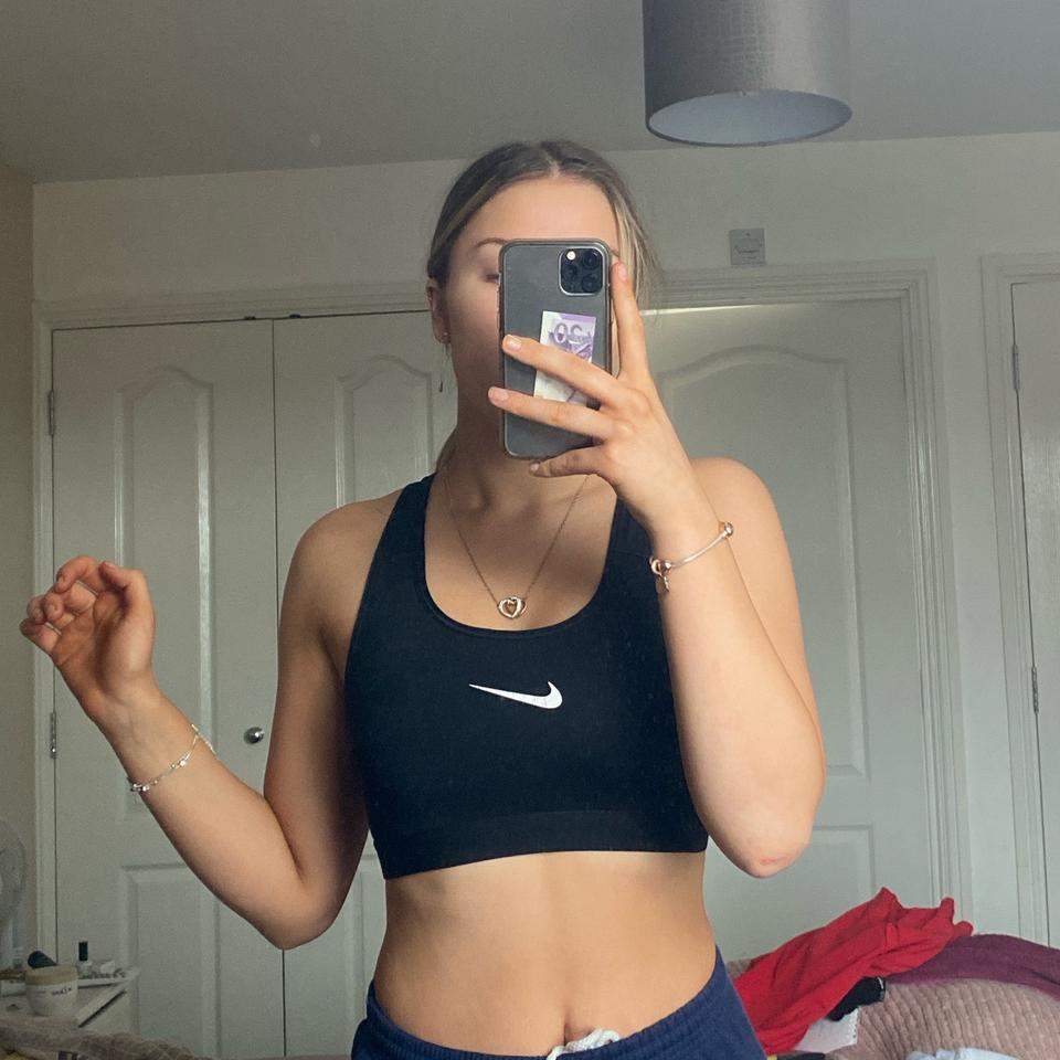 nike sports bra would fit 4-6 a-c cup would fit - Depop