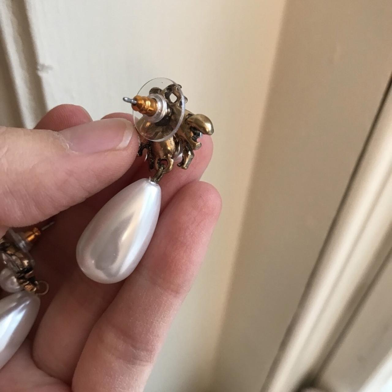 Gucci bee hot sale pearl earrings