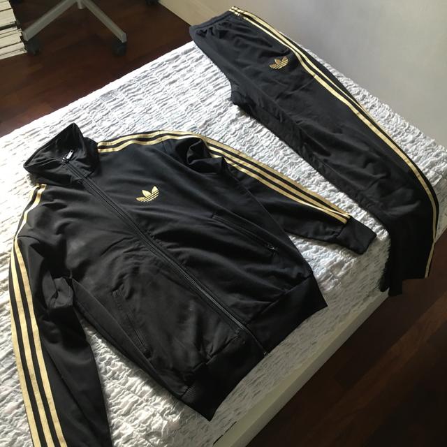 Giacca adidas nera e oro online