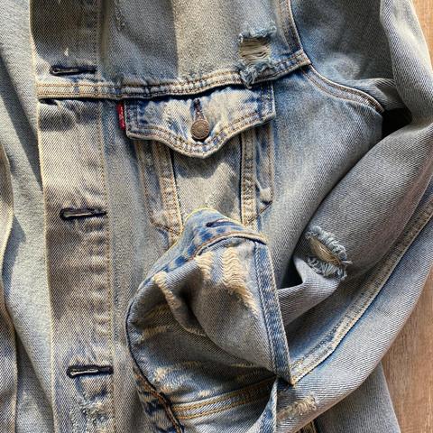 Vintage Levi's Sherpa Lined Distressed Denim Trucker Jacket | Urban  Outfitters
