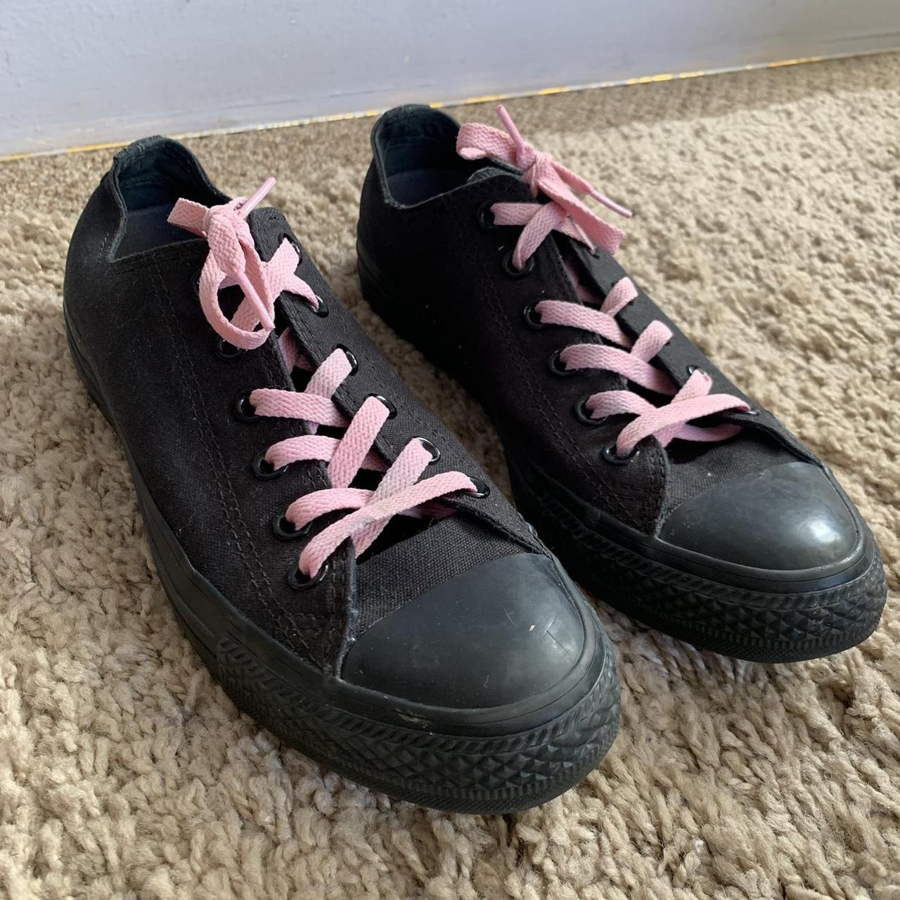 melk Luchten controleren Black low-cut converse with pink laces Used but in... - Depop