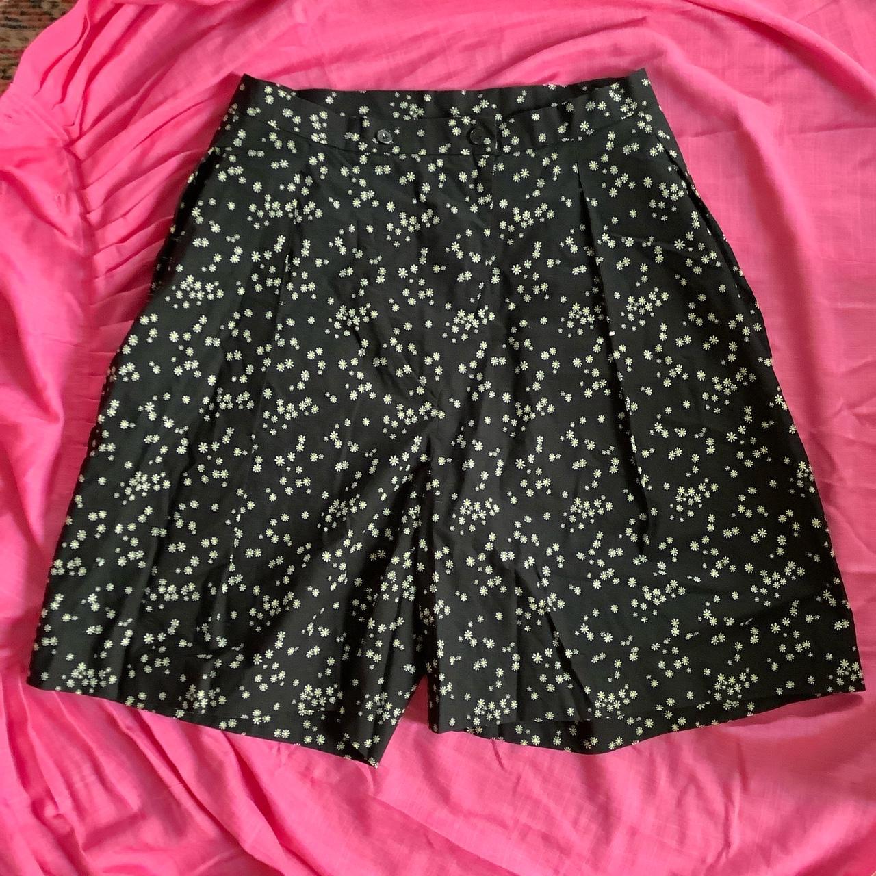 BIMBA Y LOLA Shorts Cute small daisy pattern on a