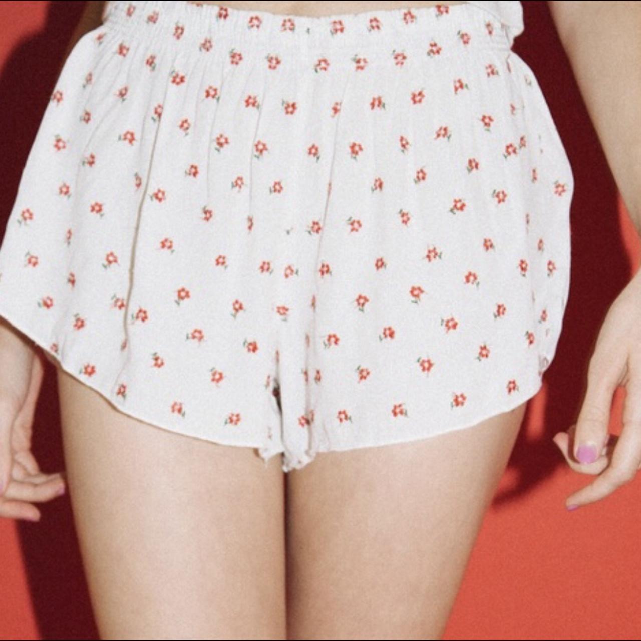 Brandy melville white hot sale flowy shorts