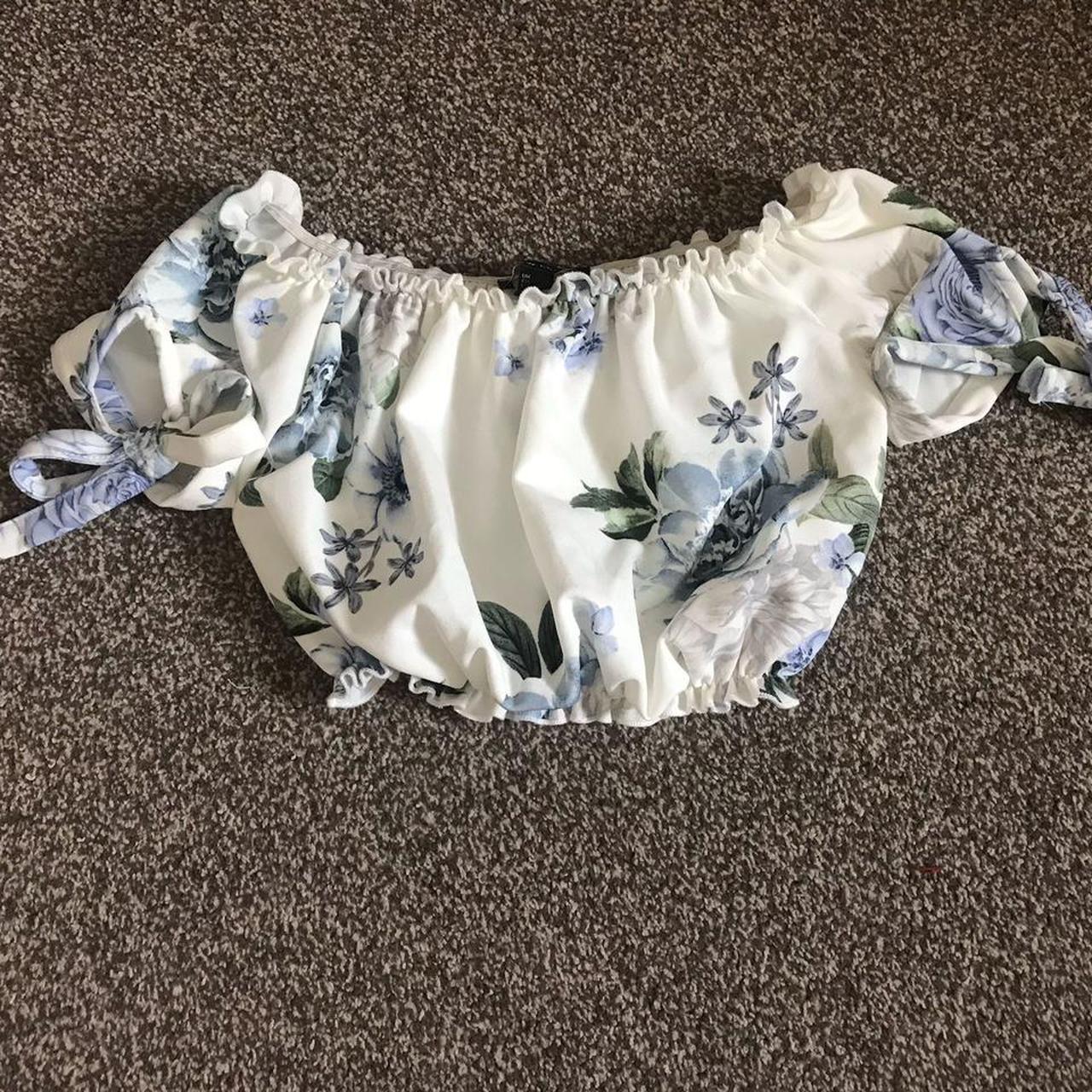 Product Image 1 - Ladies NWOT flower crop top
From