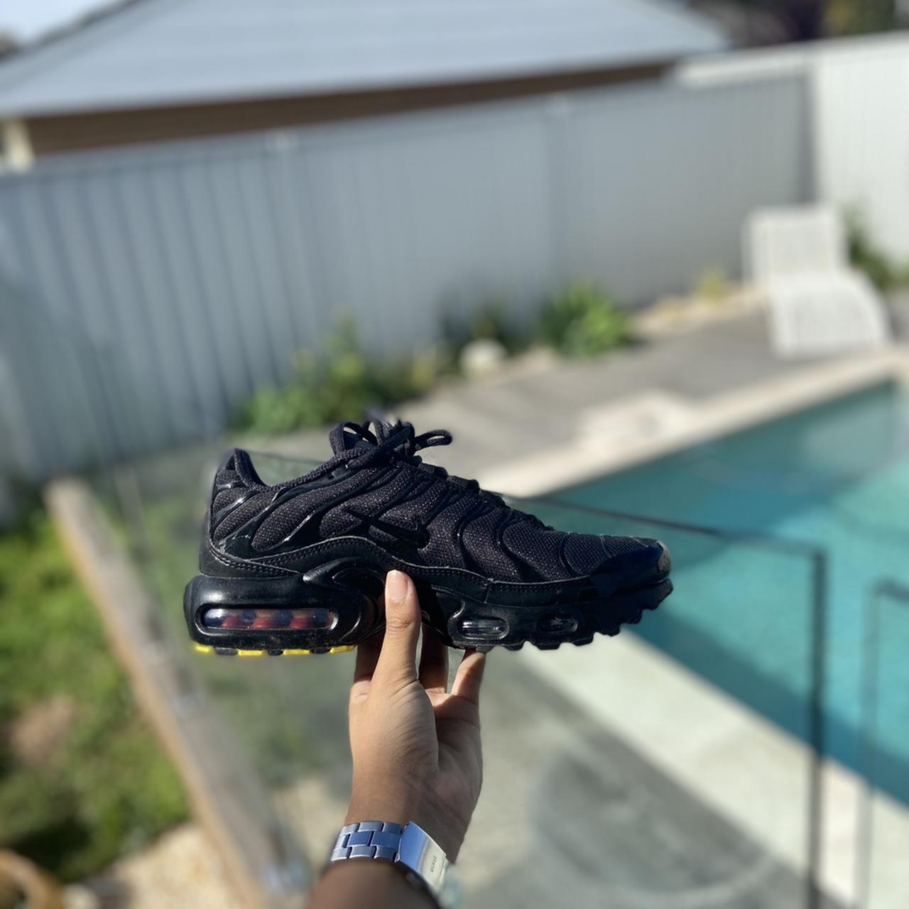 supreme tns black