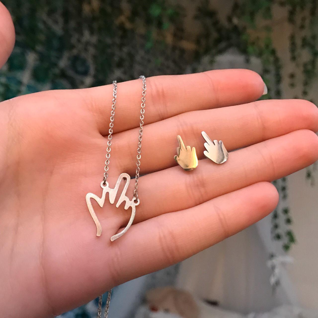 Where to Find Quality 5 Finger Necklaces