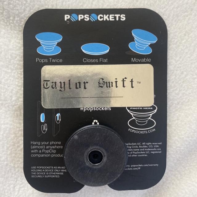 Taylor Swift buying Reputation popsocket - new