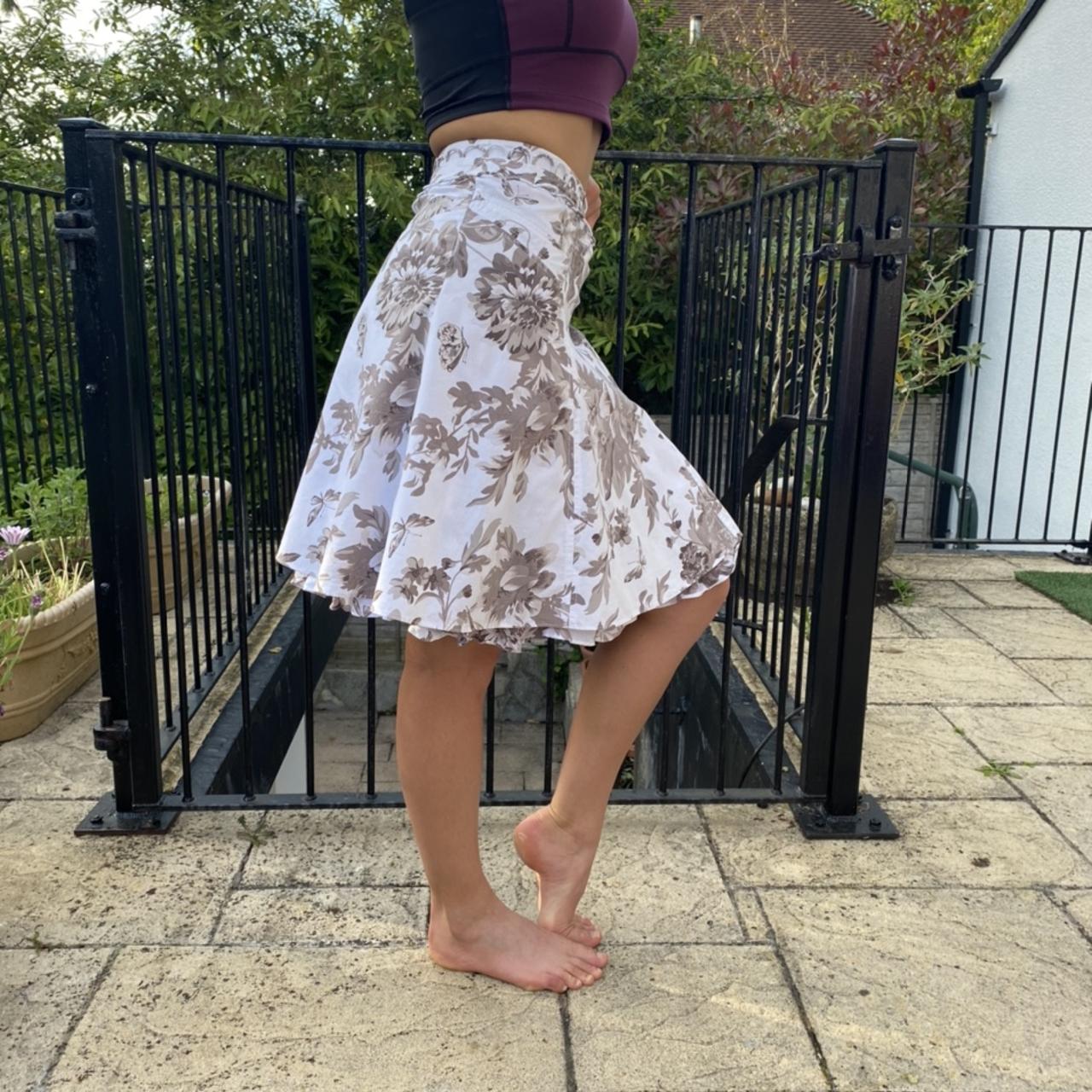 Karen Millen Women's White and Grey Skirt Depop