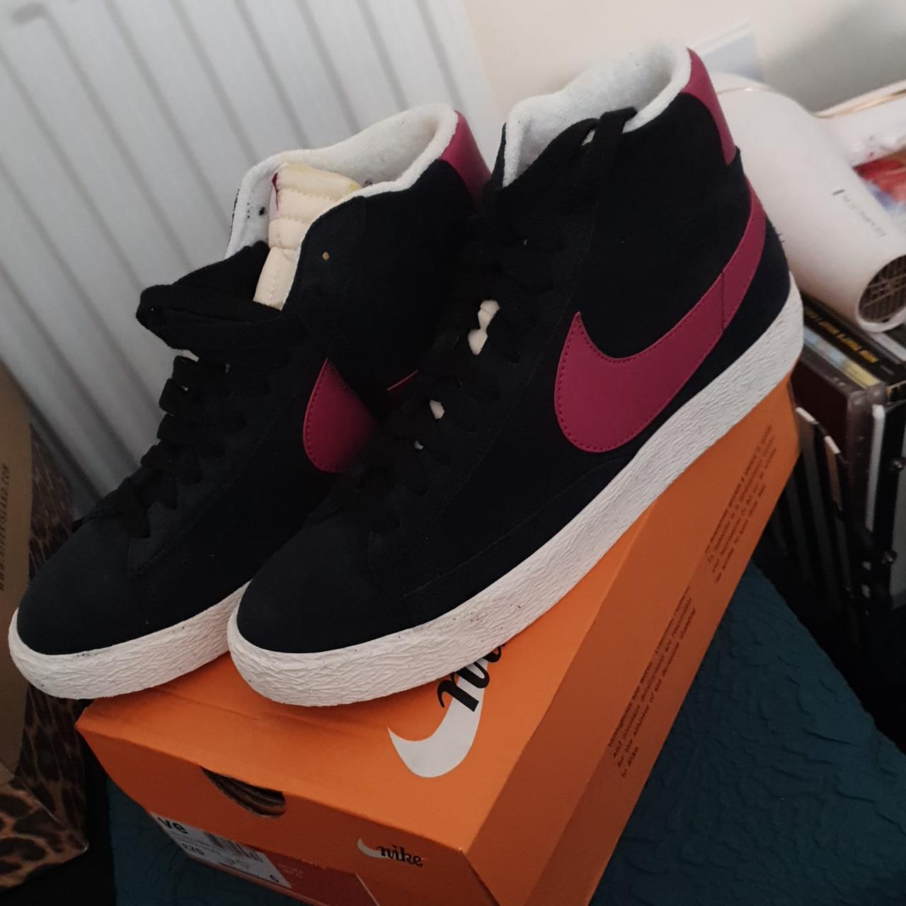 Nike Women's Black Trainers | Depop