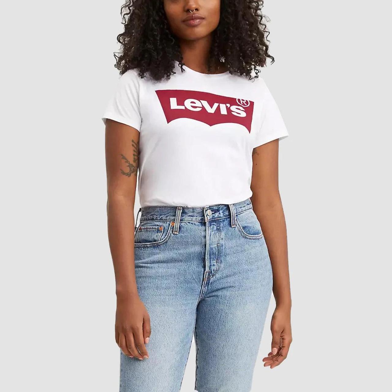 Levi's Women's White T-shirt | Depop