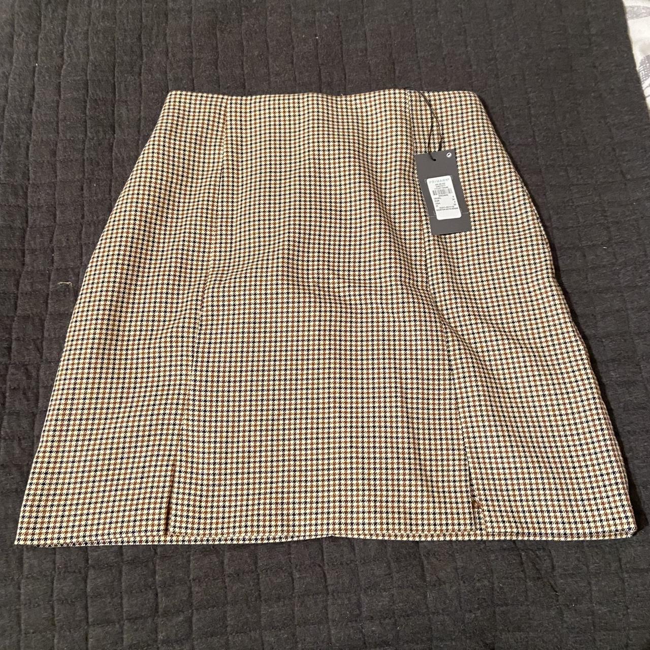 Primark dog tooth skirt with small slit, never worn - Depop