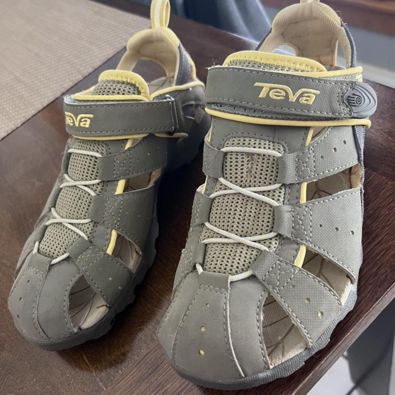 Teva hot sale sandals yellow