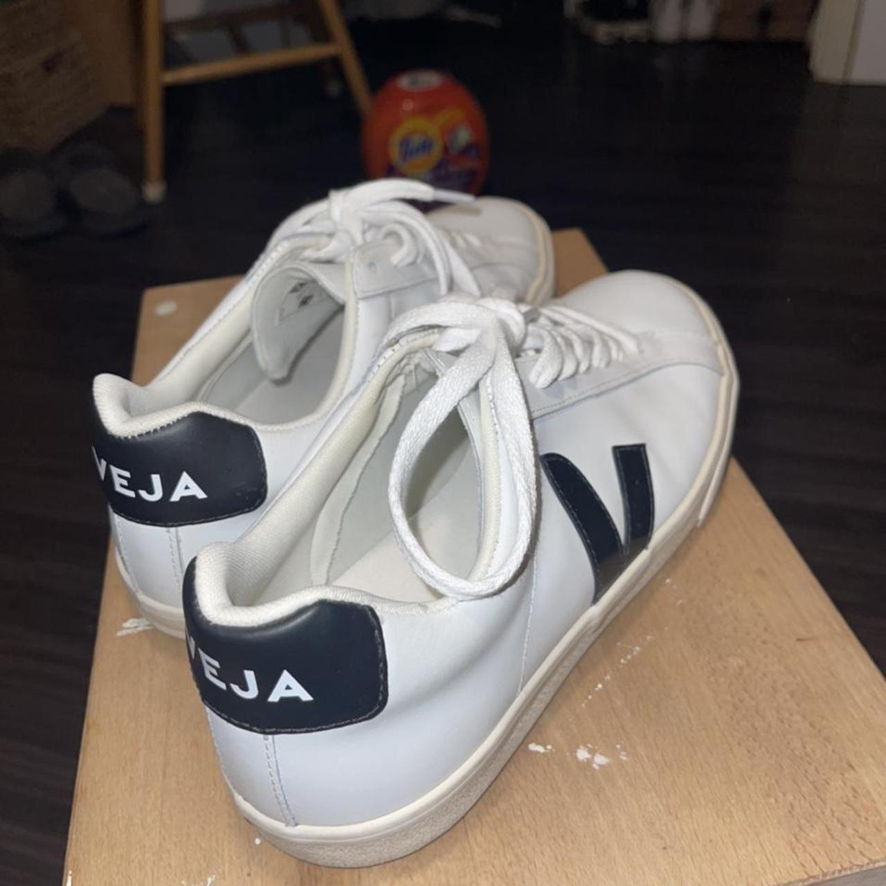 vejas black and white