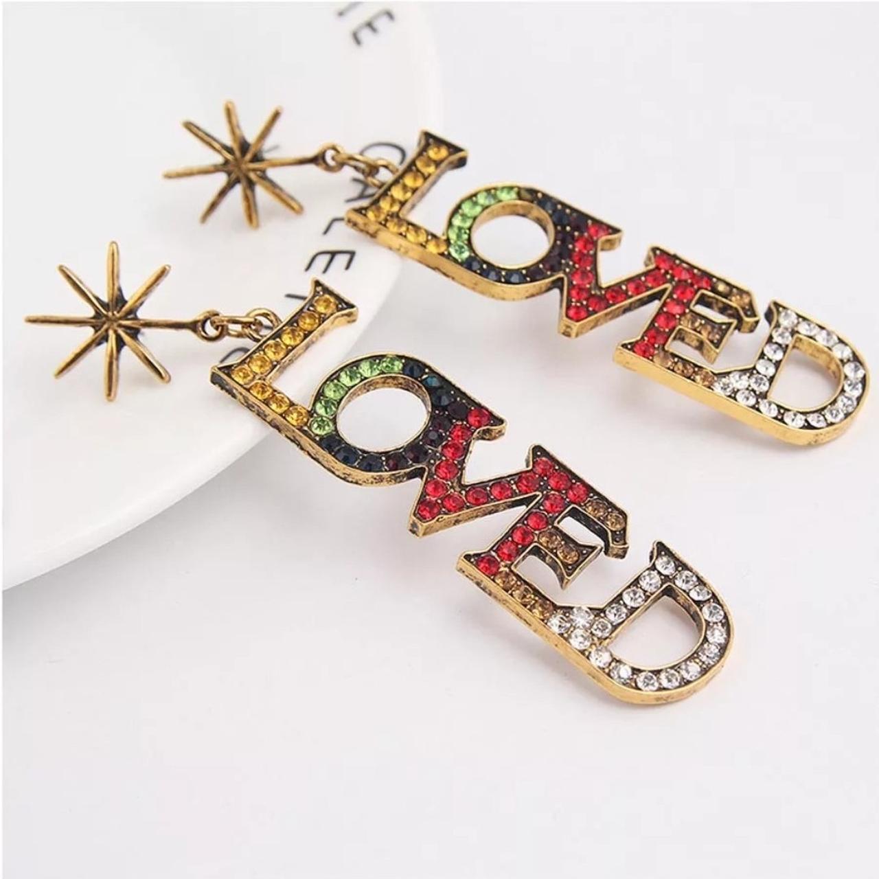 V deals singularity earrings